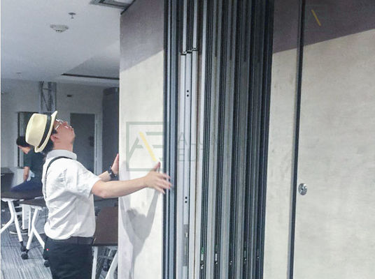 İyi bir fiyat. Ticari Hareketli Duvarlar 68mm-105mm Kalınlığı 304 Paslanmaz Çelik Roller ve 56dB Ses Izolasyonu çevrimiçi