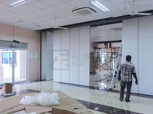 İyi bir fiyat. 6061-T6 Alüminyum alaşımlı çerçeve ve ses yalıtımı 45db 4 metre yüksekliğe kadar akustiksel çalıştırılabilir hareketli bölme duvarı çevrimiçi