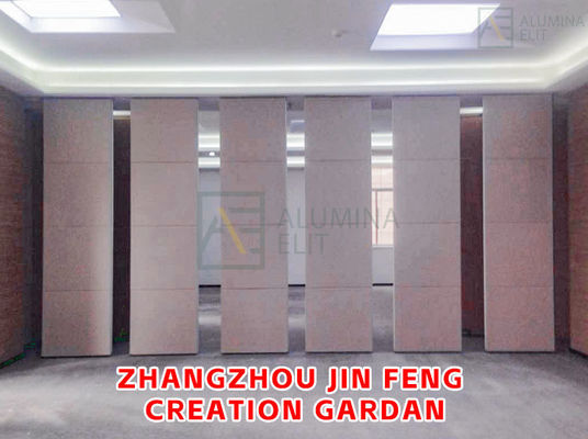 İyi bir fiyat. Konferans Salonları için 18M'ye Kadar Yüksekliğe Sahip ve Q235 Çelik Çerçeveli Ahşap Hareketli Akustik Bölme Duvar çevrimiçi