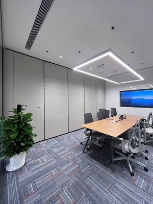 Alüminyum çelik çerçeveli konferans odası serbestçe salınımlı panellerle hareketli bölmeler