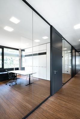 Ofis Gizliliği için Çerçevesiz Cam Bölme Duvar Sistemi Alüminyum Profili 12 mm Tempered Glass Panoramik Cam Bölme