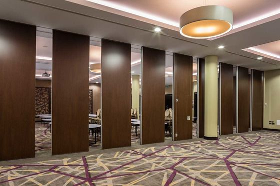 Akustik 4 metre yüksekliğe kadar çalıştırılabilir hareketli bölme duvarı 68mm